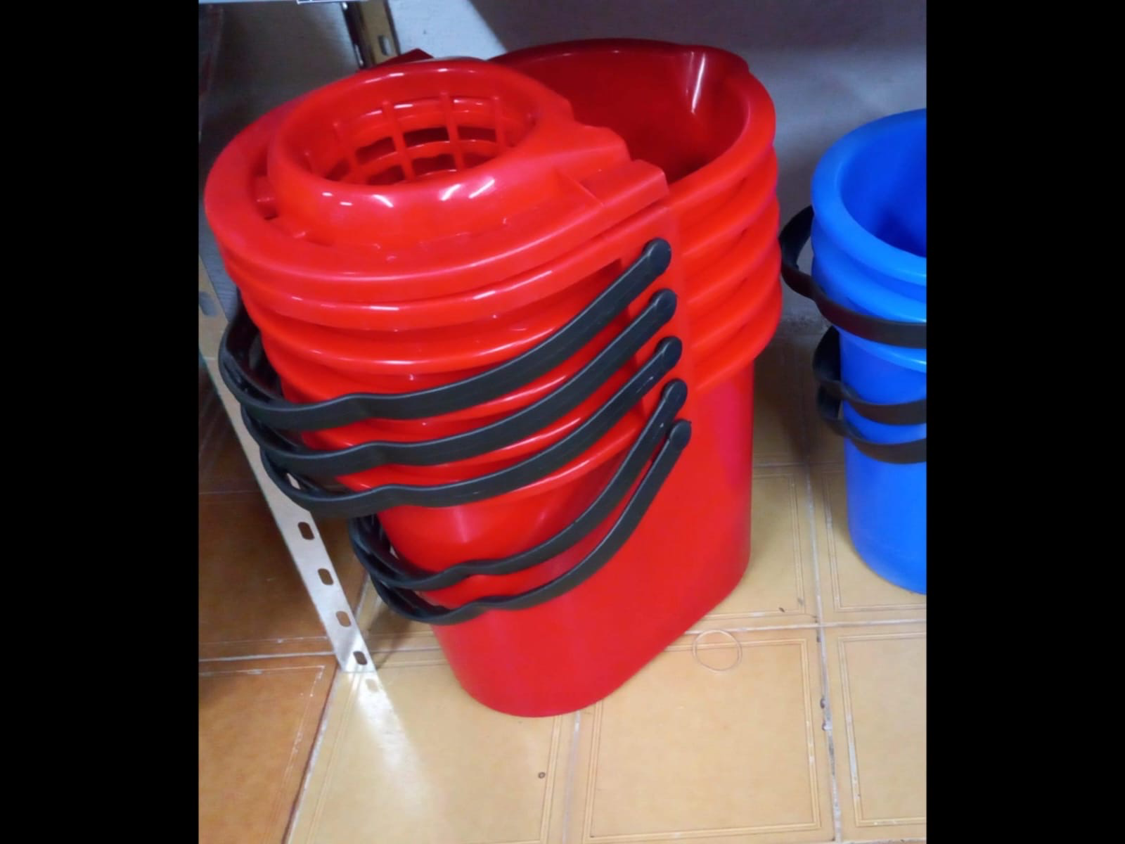 Balde plásticos con escurridor 14 lts