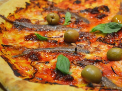 Pizza amuzzarella con anchoas