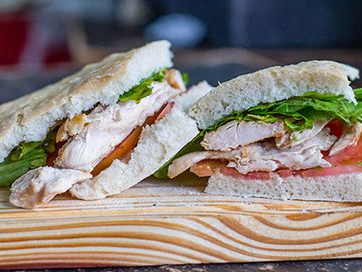 Ciabatta de Jamòn crudo , queso , rucula  y tomate