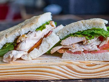 Ciabatta de Jamòn crudo , queso , rucula y tomate de Rincón del bajo