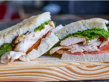 Ciabatta de Pollo con  queso  rucula y tomate