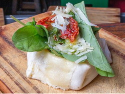 Canastita Rùcula y tomates secos con Muzzarella