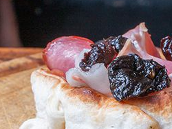 Canastita de Panceta, Ciruela y Muzzarella