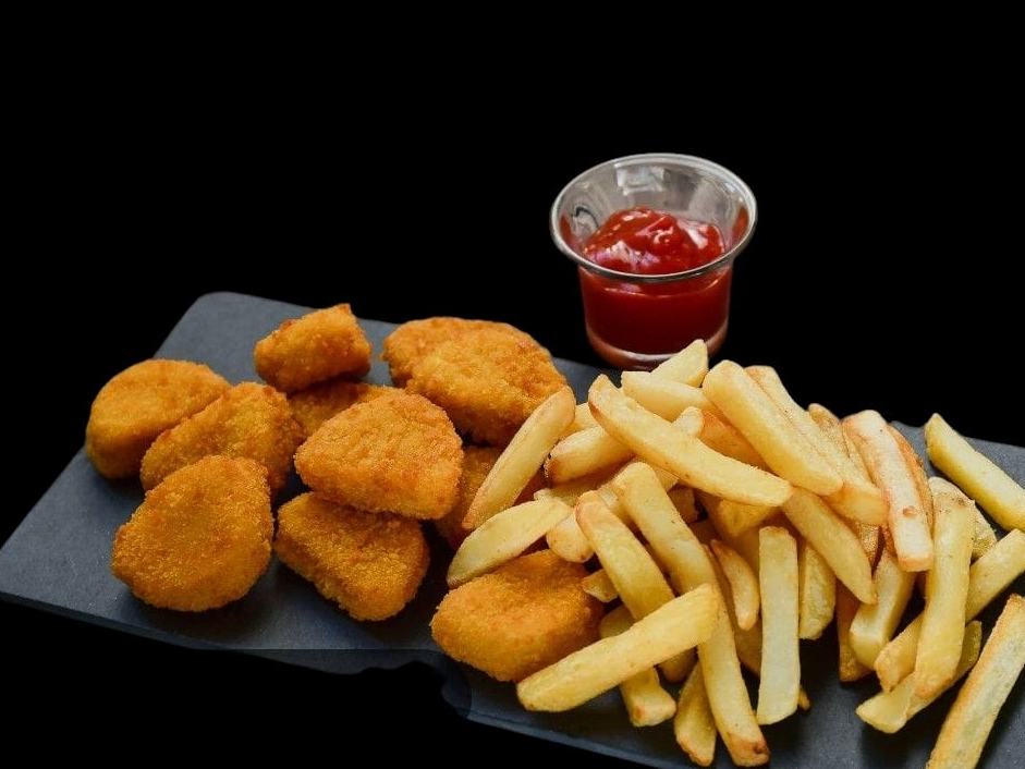 Nuggets de pollo con papas fritas