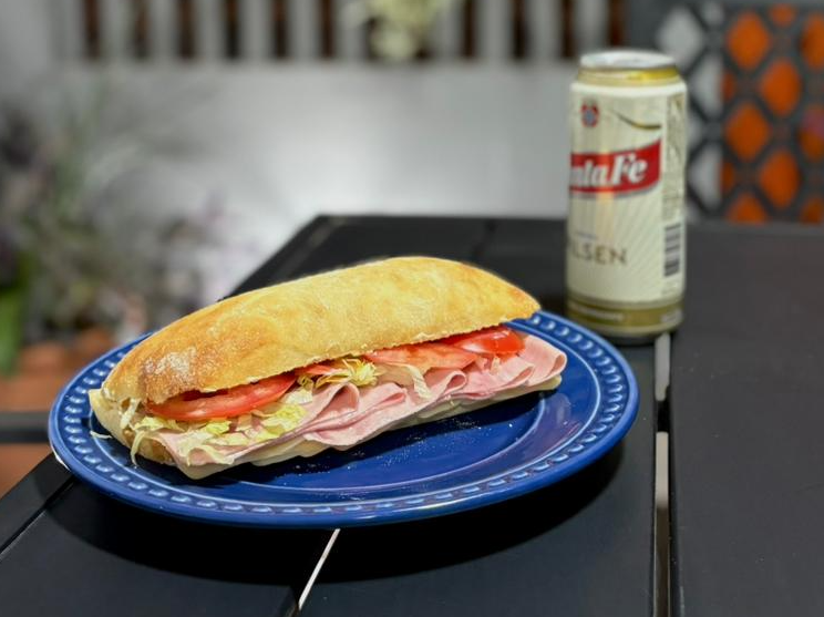Sándwich de mortadela y queso
