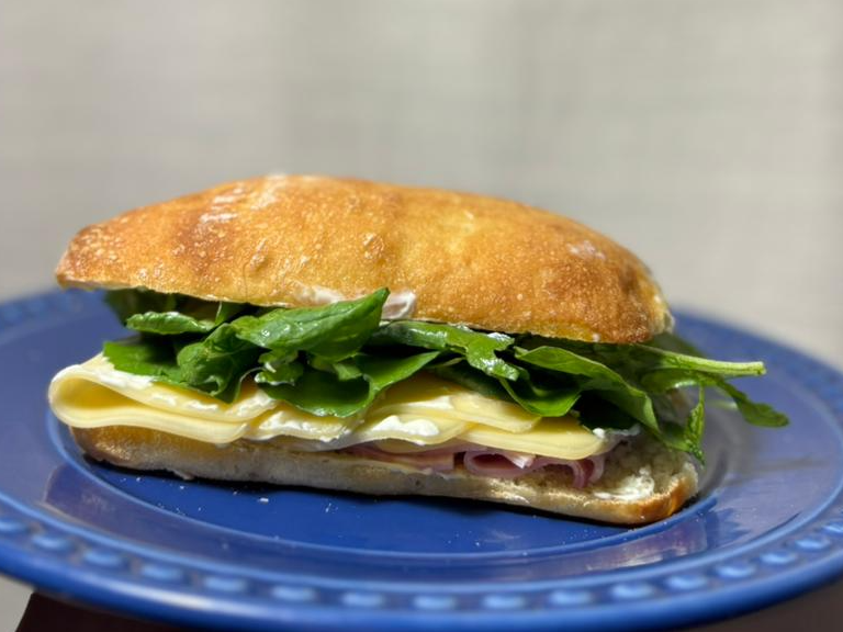Sándwich de pastrón y queso