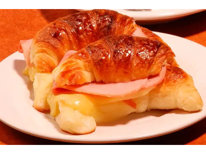 Medialuna jamón y queso