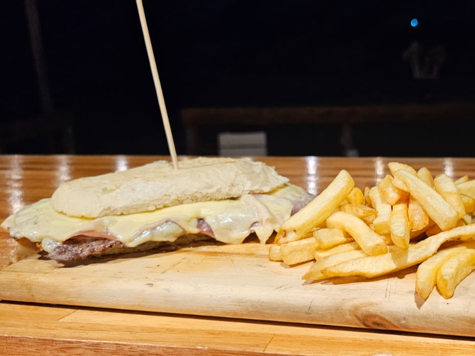 Lomito con jamón y queso