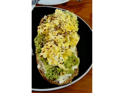 TOSTON CON PALTA Y MIX DE SEMILLAS