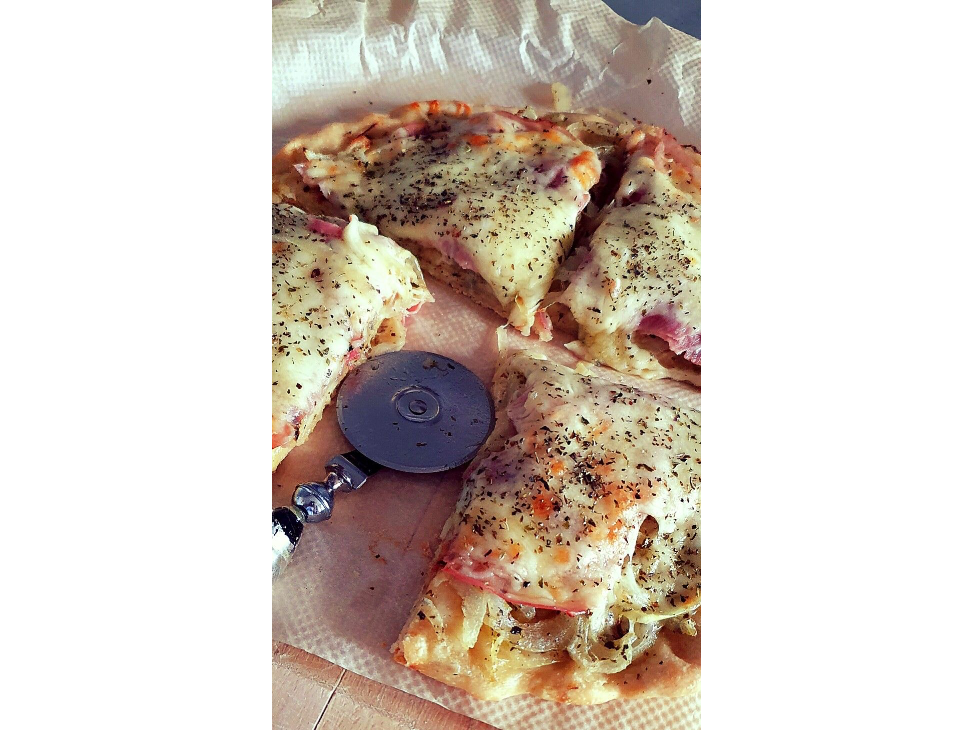PIZZA CEBOLLADA DE JAMÓN COCIDO Y MUZZARELA