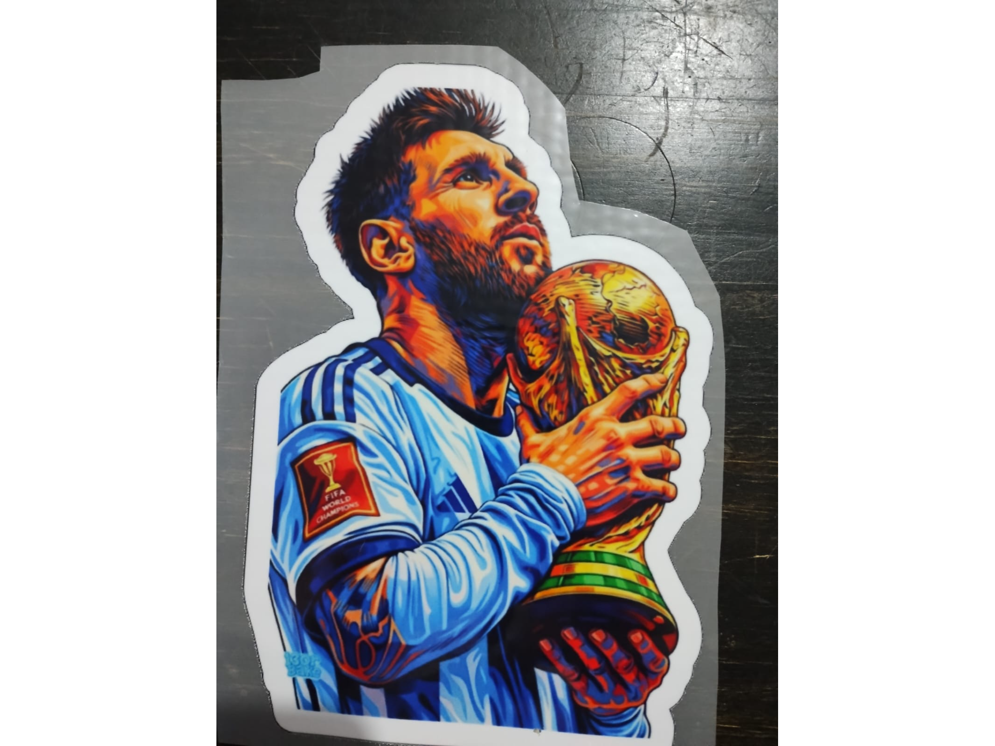 MESSI CON COPA DEL MUNDO 14,5CM X 21,5CM