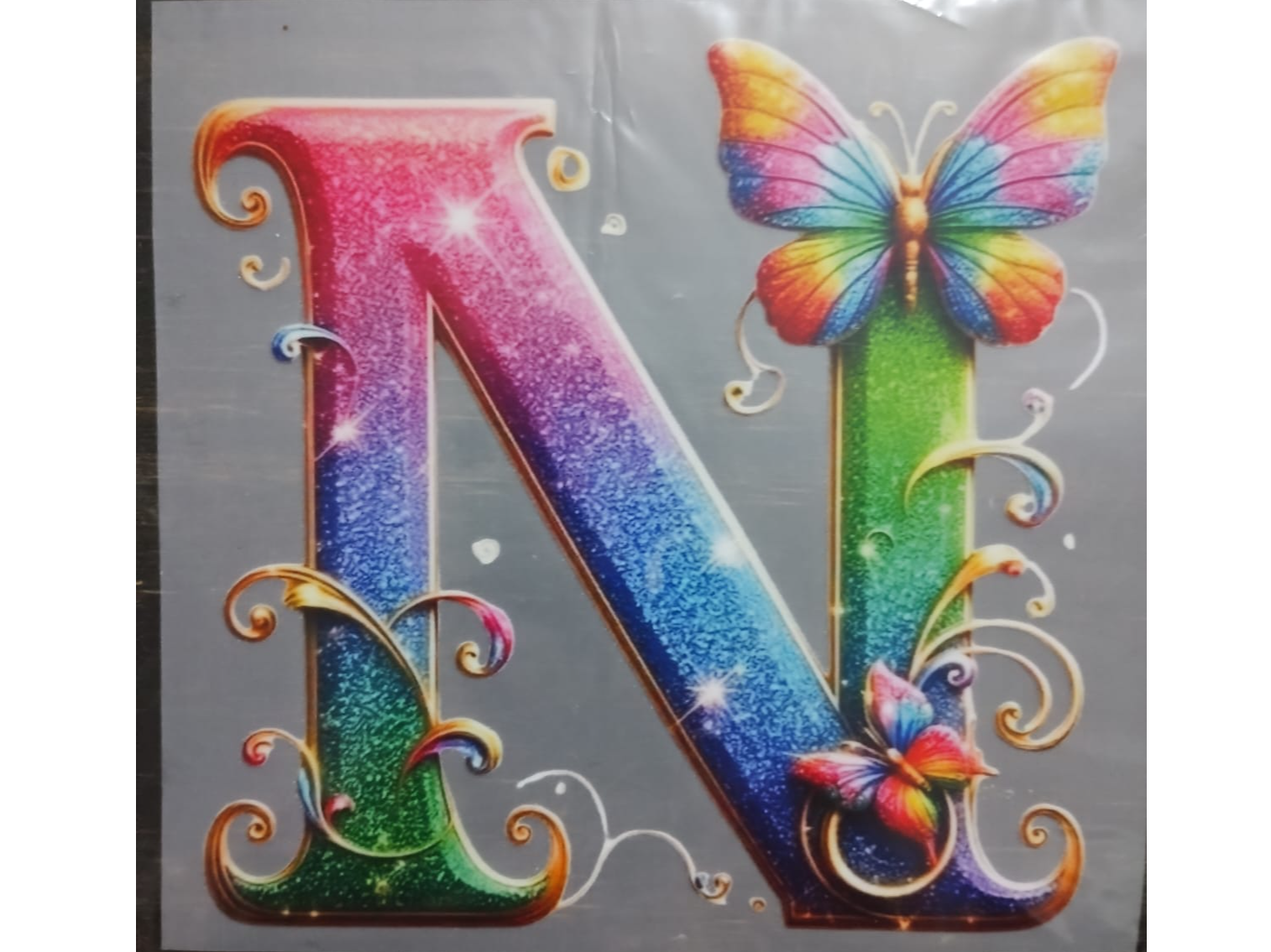 INICIAL ""N"" CON MARIPOSA MULTICOLOR 14CM X 13CM