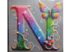 INICIAL ""N"" CON MARIPOSA MULTICOLOR 14CM X 13CM