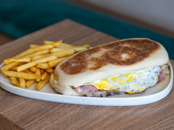 Lomo pan de la casa con mayo de palta