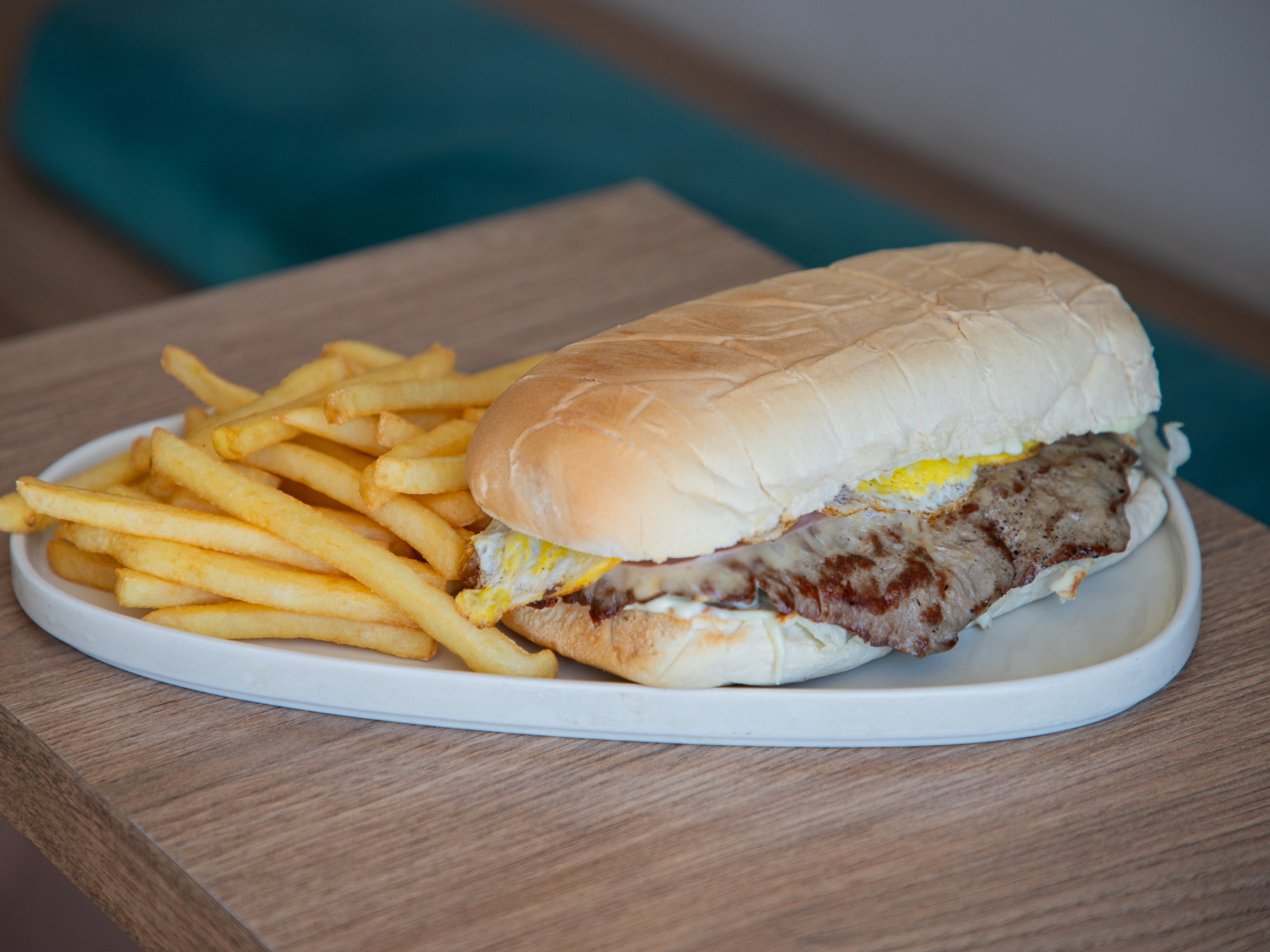 Lomo pan clasico con mayo de palta