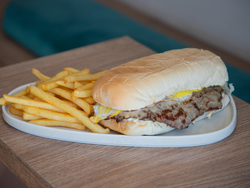 Lomo pan clasico con mayo de palta