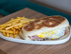 Lomo de pollo pan de la casa con mayo de palta