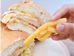 lomo de pollo pan clasico con mayo de palta