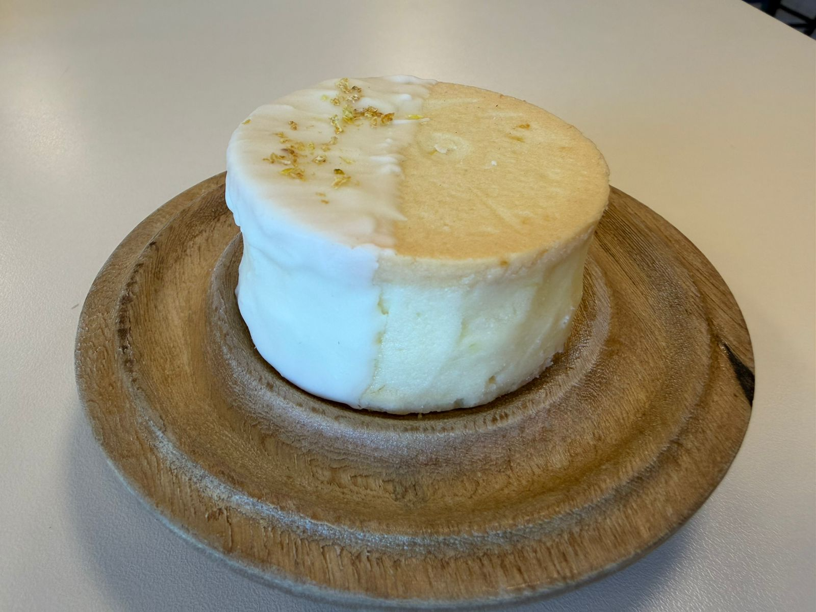 Alfajor de limón y frutos rojos