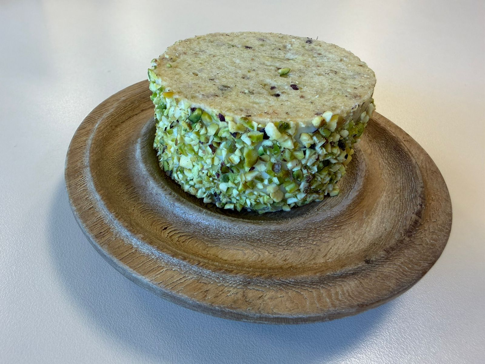 Alfajor de pistachos y chocolate blanco