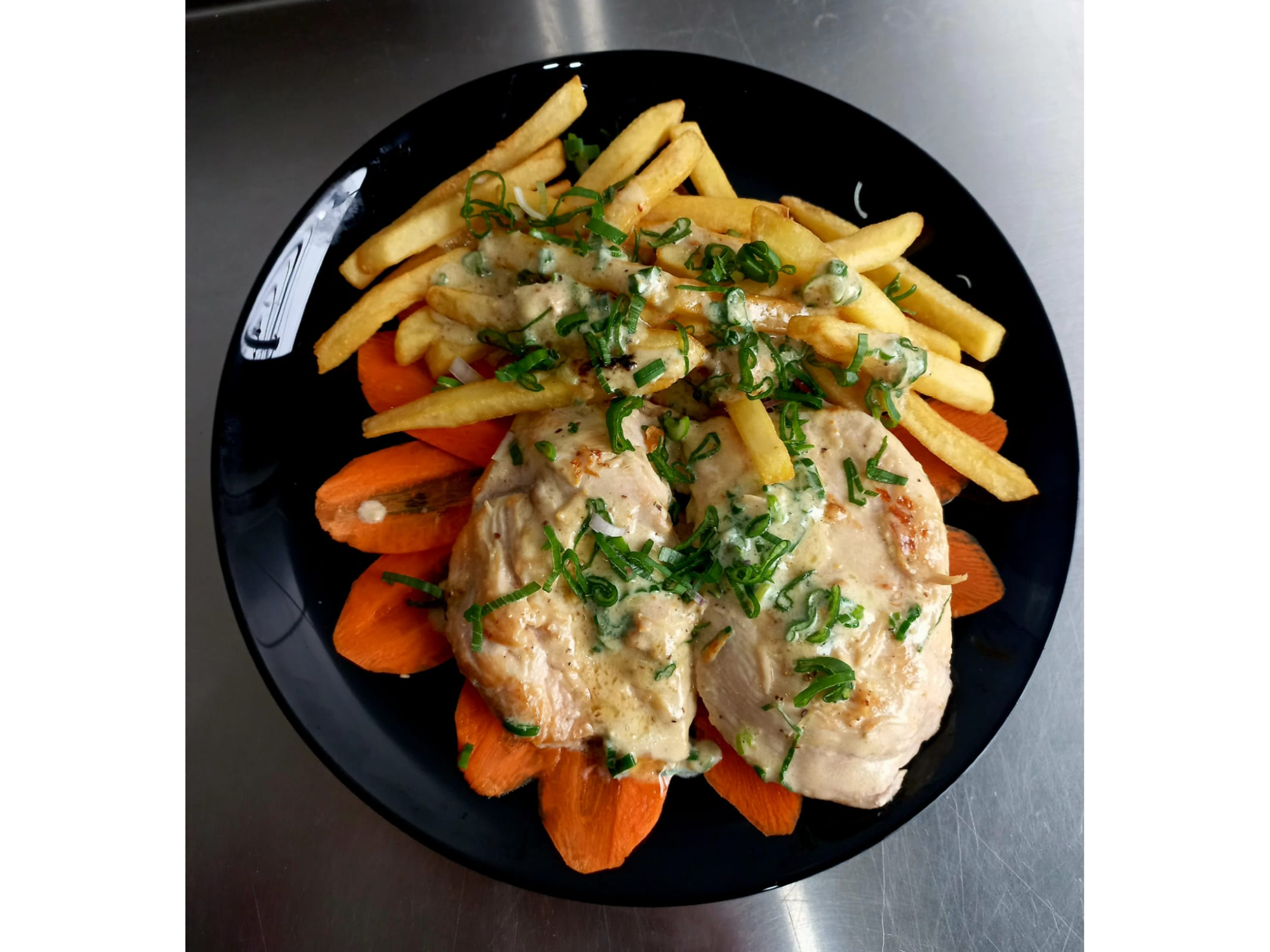 SUPREMA DE POLLO CON CREMA AL VERDEO Y PAPAS BASTÓN
