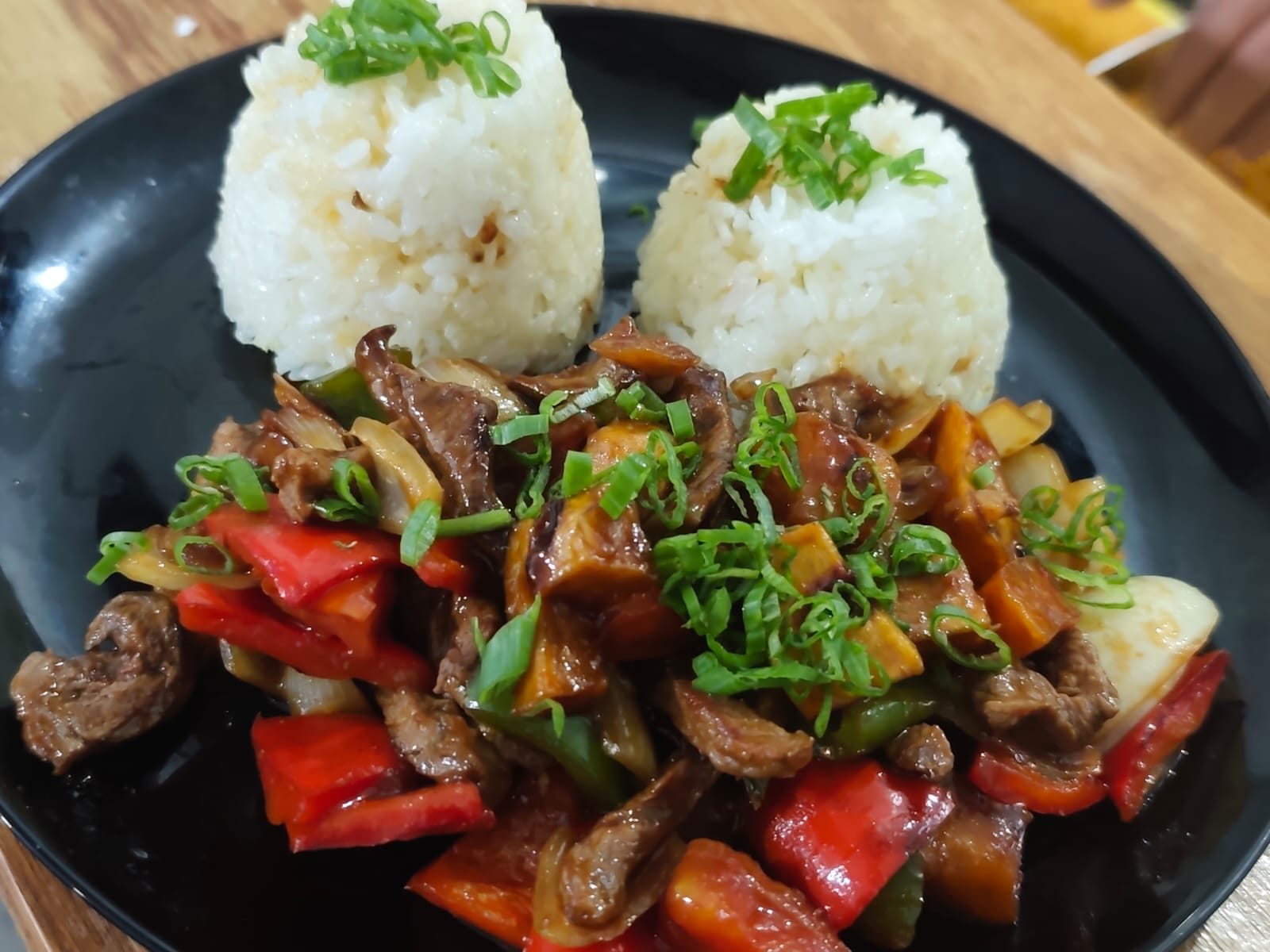 LOMO SALTEADO CON  GUARNICION DE ARROZ