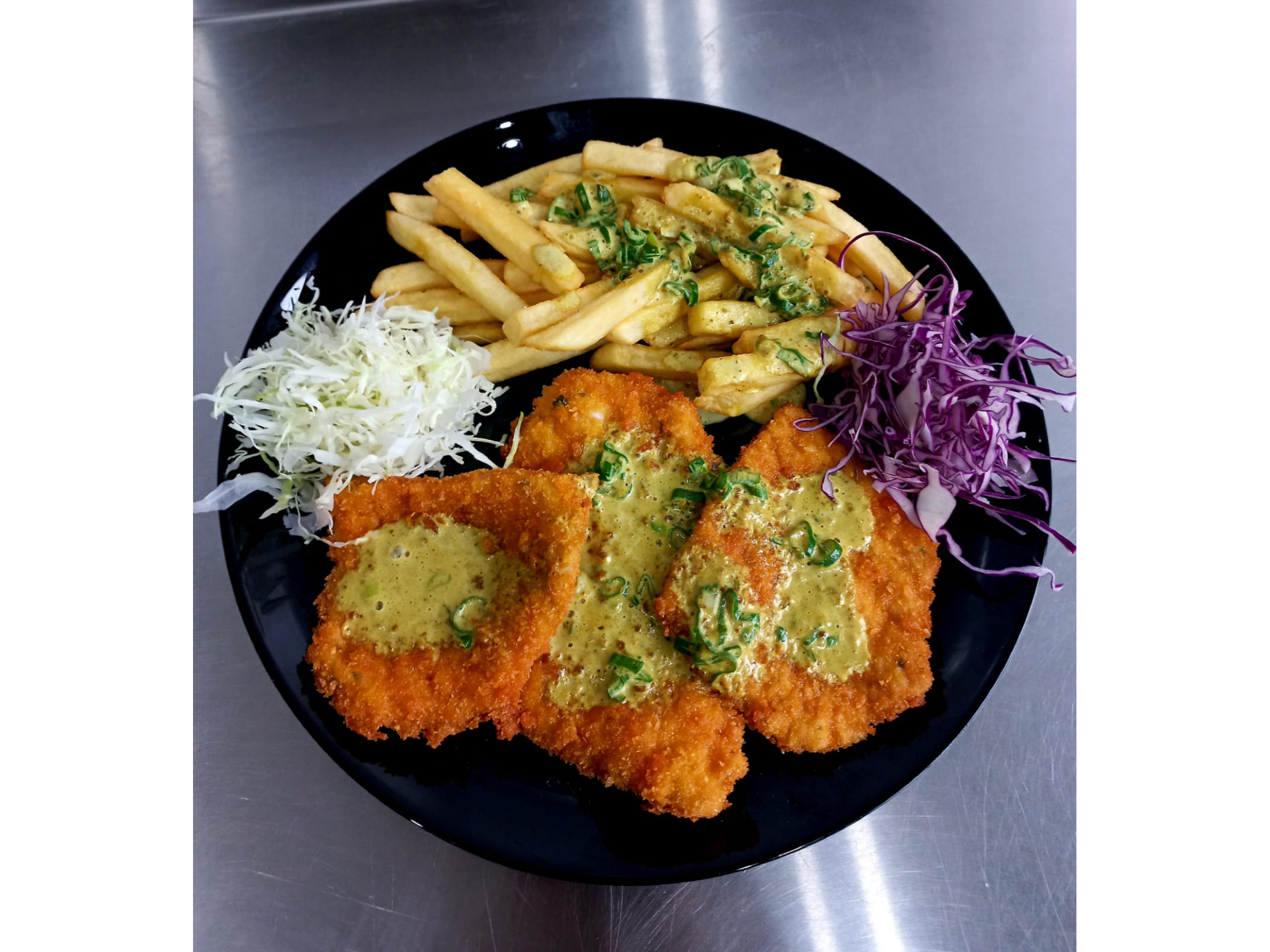 MILANESA DE CERDO REBOZADA EN PANKO, BAÑADA EN CREMA CURRY Y PAPAS BASTÓN