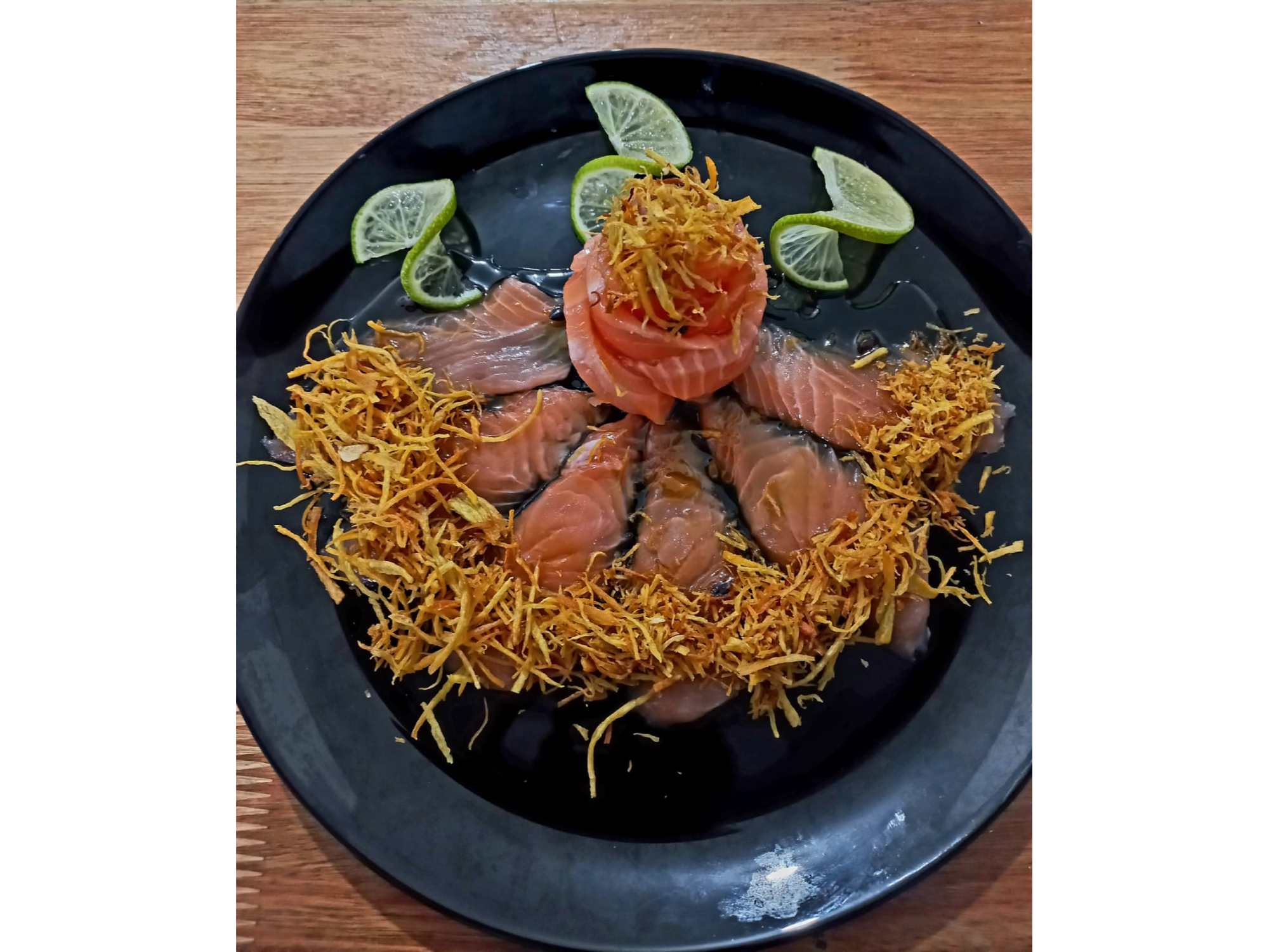 TIRADITO DE SALMON CON SALSA MARACUYA Y FINOS HILOS DE BATATA FRITA