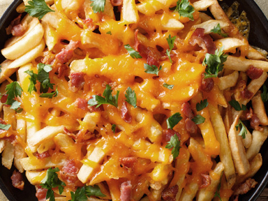 Papas con cheddar y bacon