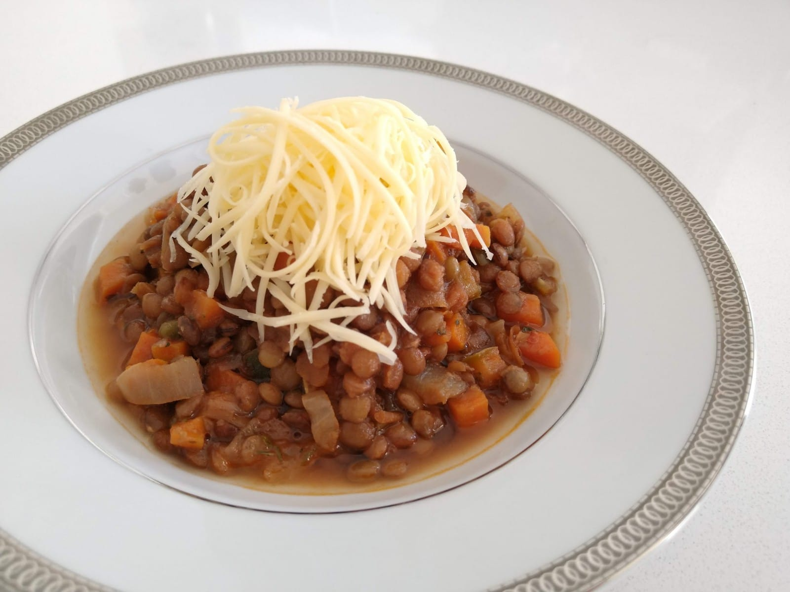 Guiso de lentejas , ternera y panceta