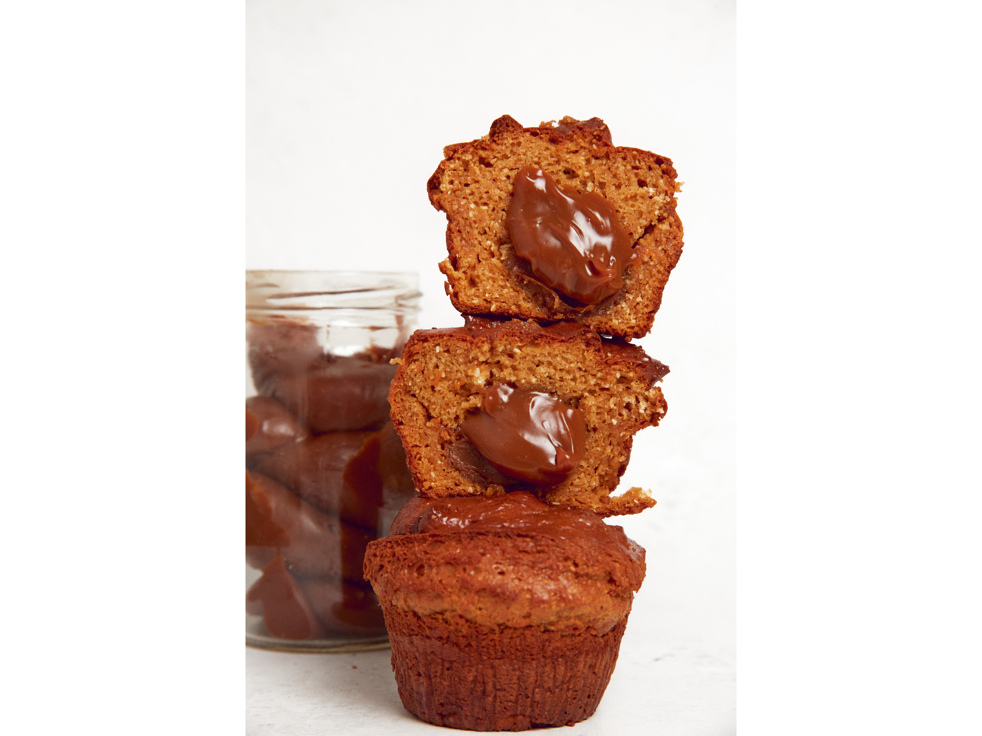 Muffins de cacao relleno con dulce de leche y pasta de mani
