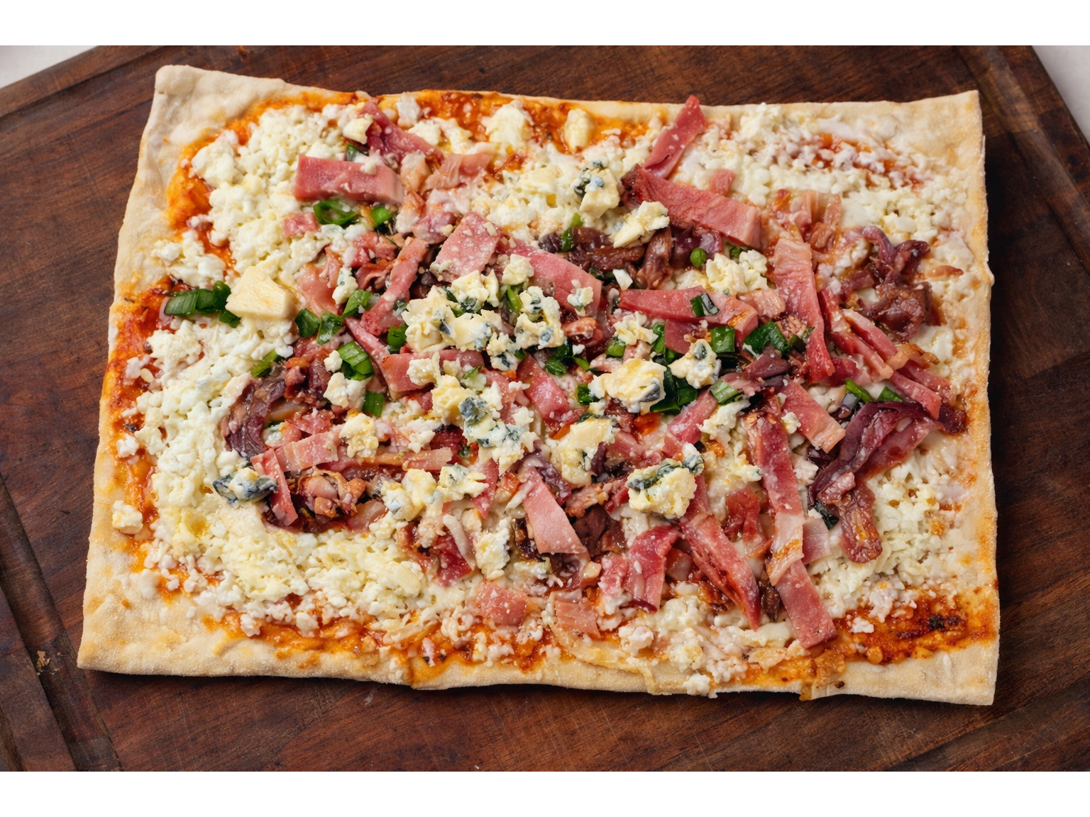 Pizza de panceta ahumada , queso azul y verdeo