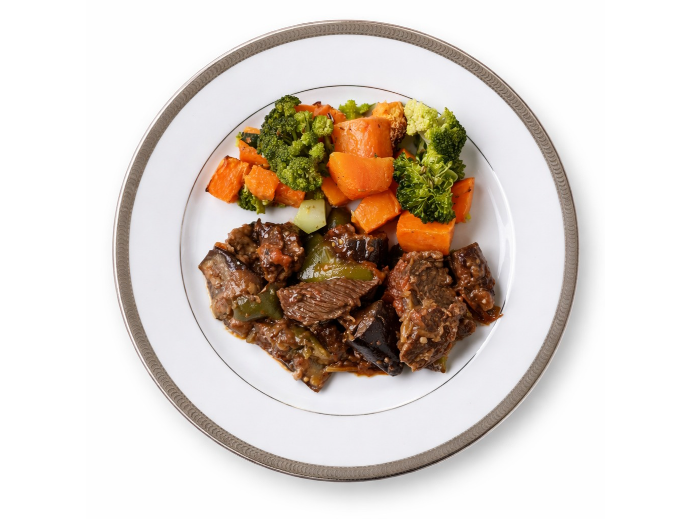 Ternera braseada con berenjena , calabacin , y brocoli