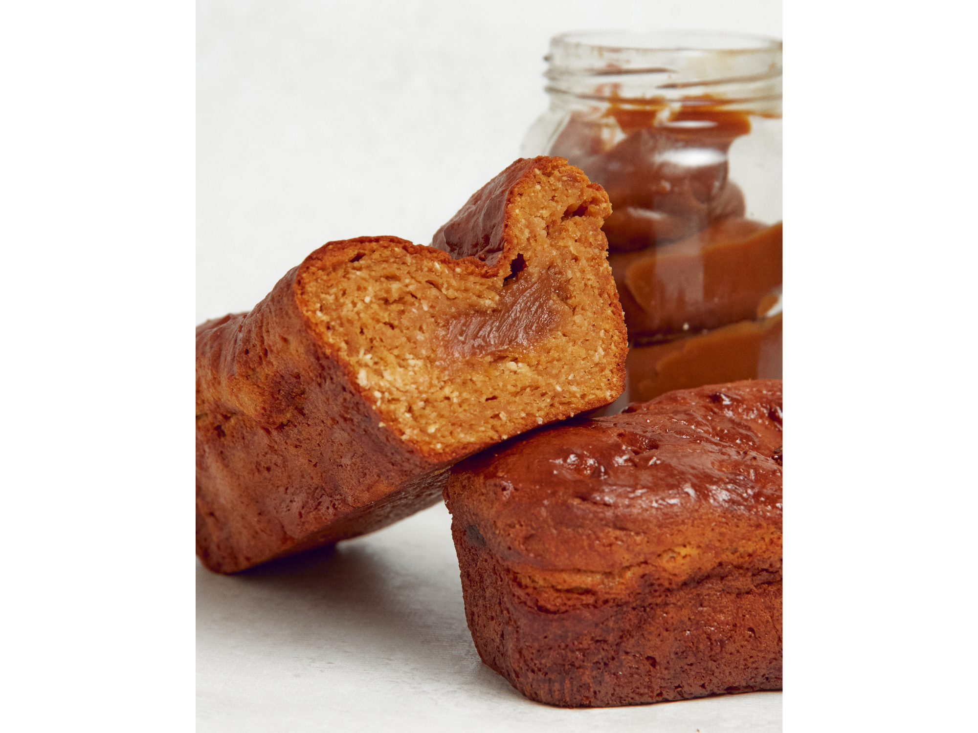 Budin de cacao relleno de dulce de leche y pasta de mani