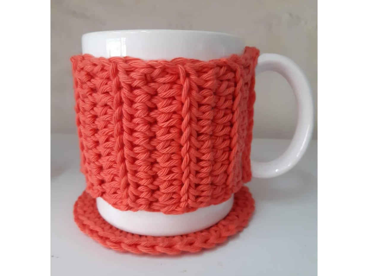 Taza de cerámica con funda e individual tejido naranja