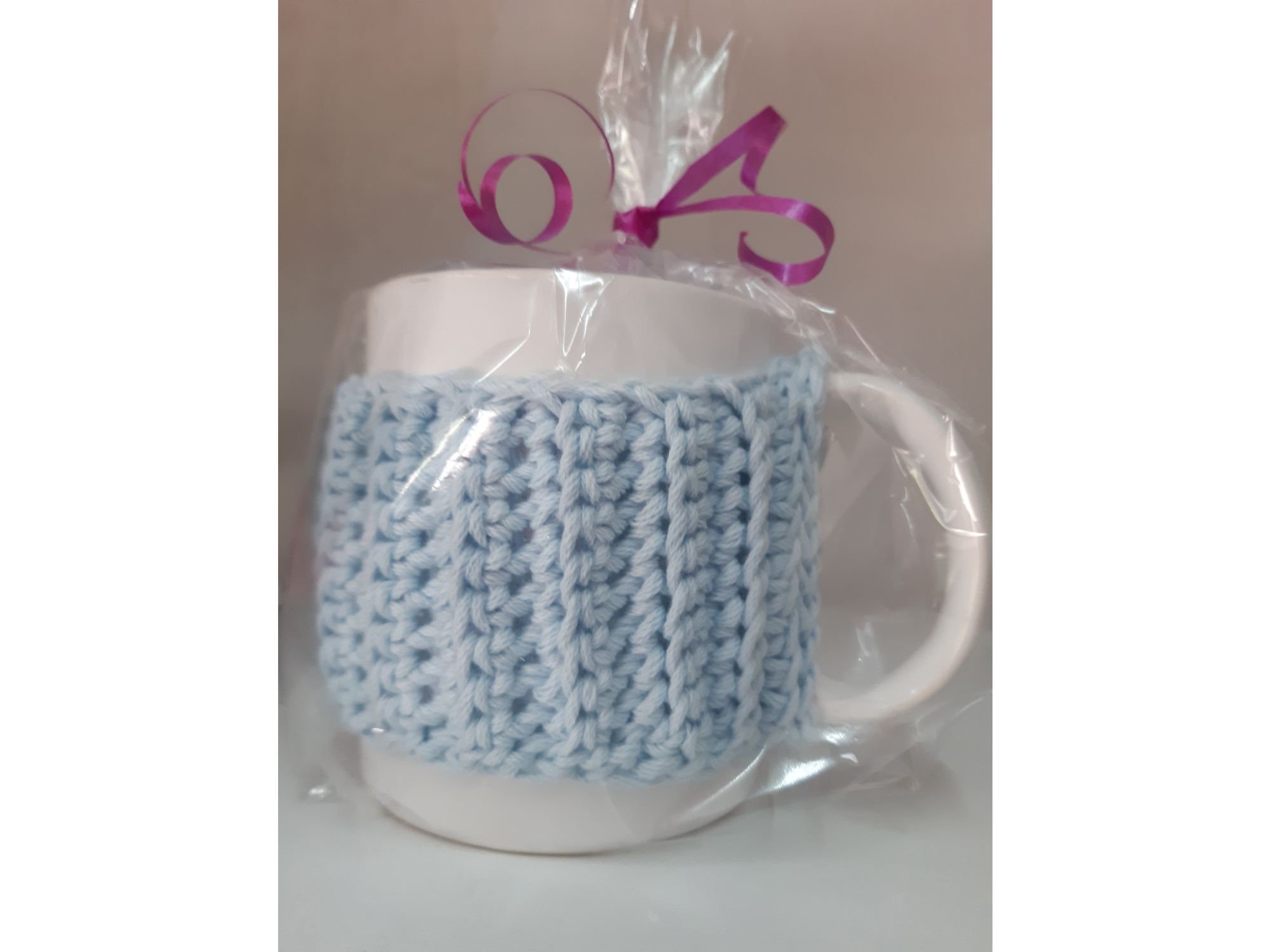 Taza de cerámica con funda e individual tejido celeste pastel