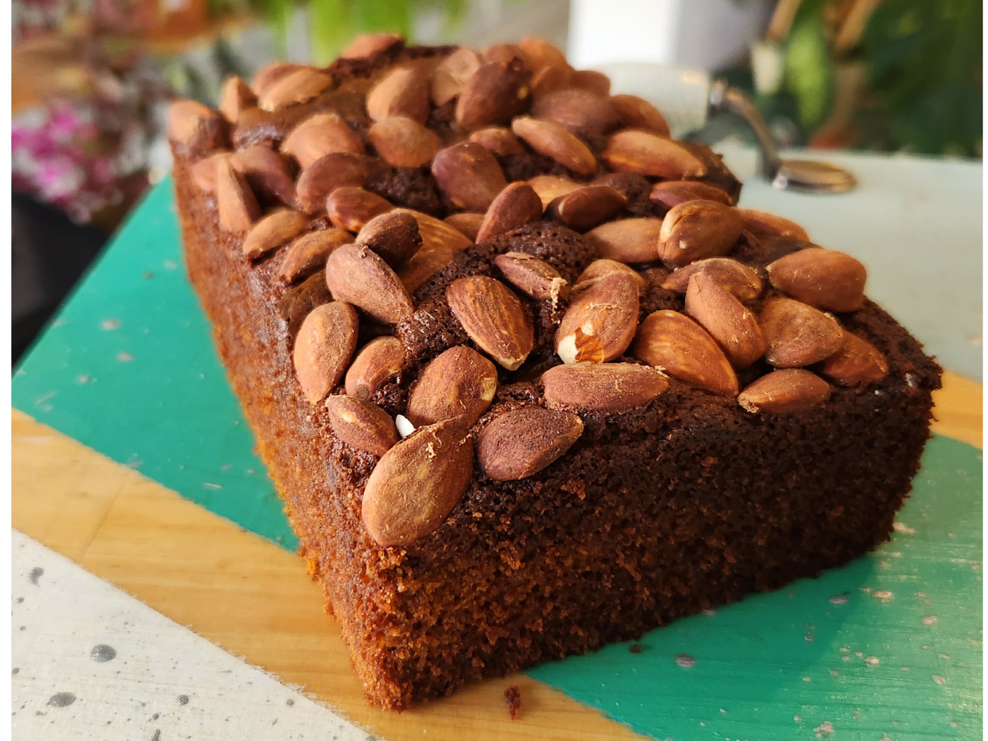 Budin de banana, dulce de leche y almendras
