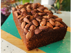 Budin de banana, dulce de leche y almendras