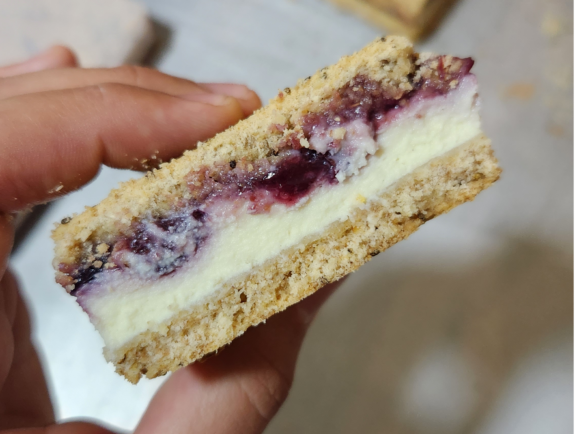 Cuadrado de ricota y frutos rojos