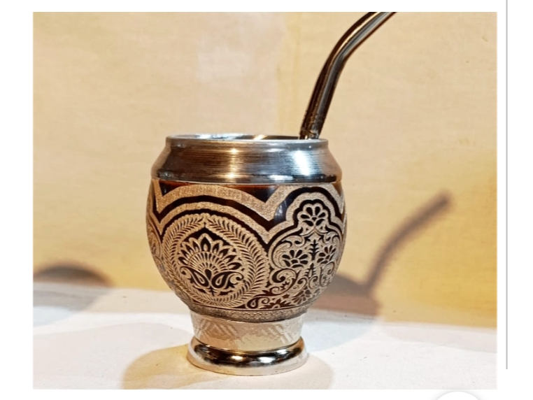 Mate tallado con base y virola