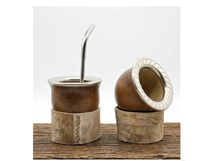 Mate criollo con virola cincelada y aplique base tiento