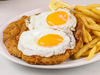 Milanesa a caballo, con guarnición simple.