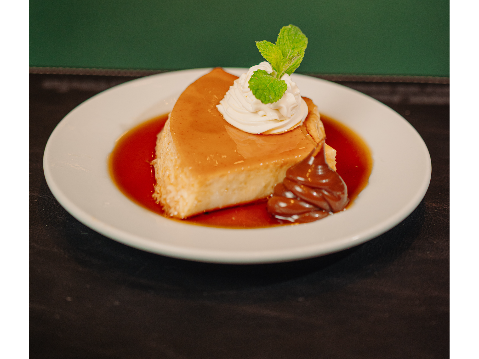 Flan casero con crema y dulce de leche