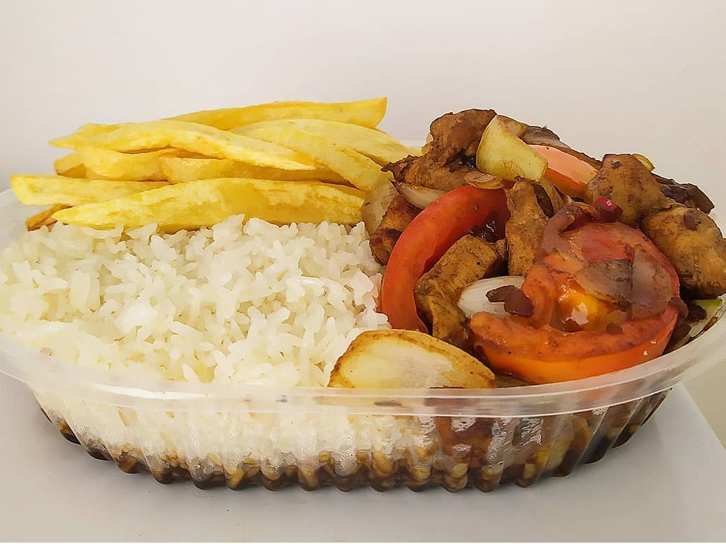 Saltado de POLLO con arroz blanco de Bien Taipá