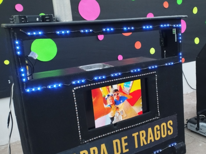 Barra de tragos con pantalla. Sin bebidas