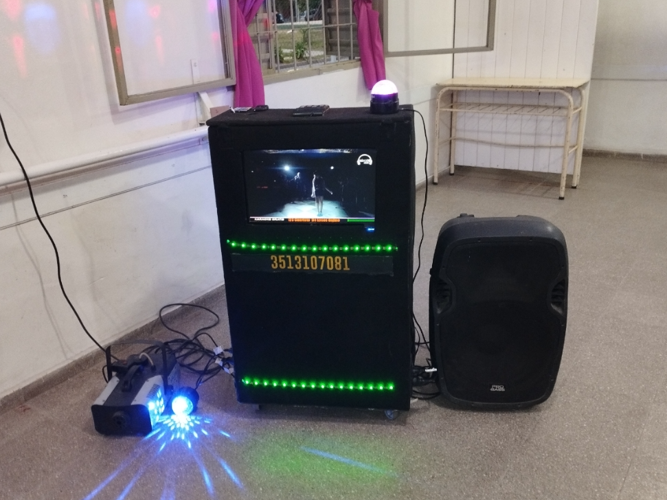 Karaoke con luces , güiro, pandereta y máquina de humo !!