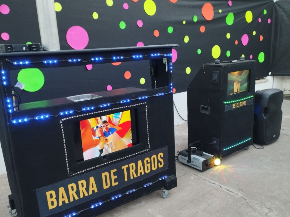 Karaoke + Barra de tragos sin pantalla . Sin bebidas