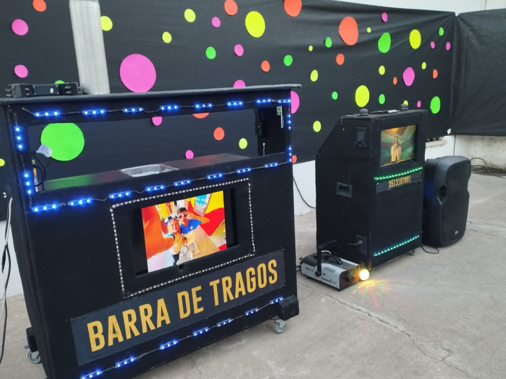 Karaoke + Barra de tragos con pantalla . Sin bebidas