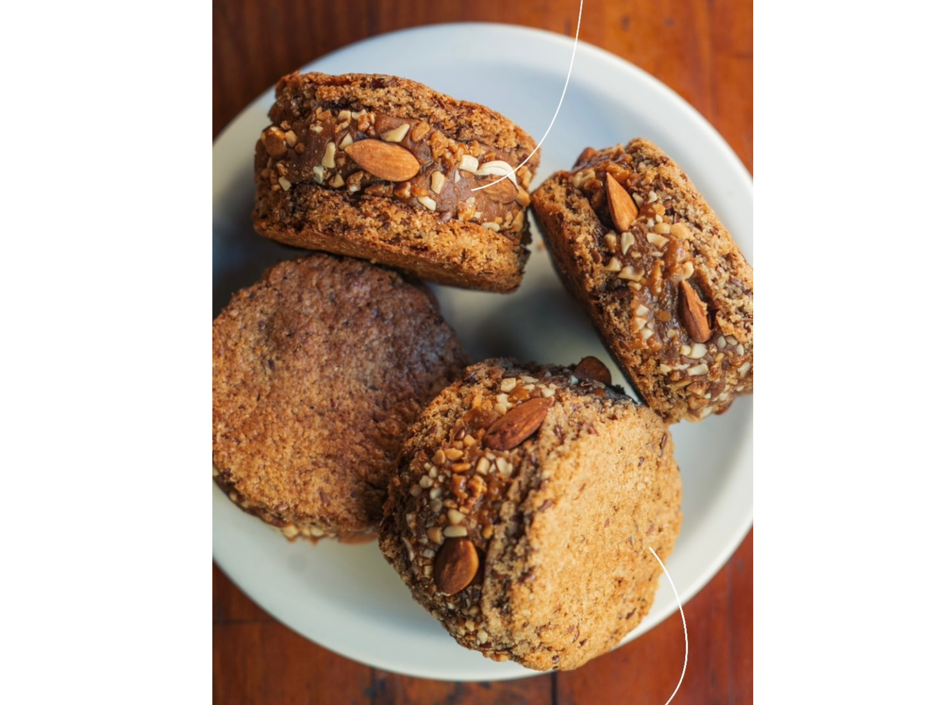 Super alfajor de centeno y lino relleno con dulce de leche y decorado con almendras