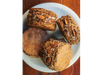 Super alfajor de centeno y lino relleno con dulce de leche y decorado con almendras